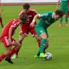 Sven Rotzer (rechts) behauptet sich gegen zwei Memminger. Der 21-Jährige gehört mit fünf Treffern und drei Torvorlagen zu den positiven Überraschungen der bislang 14 Saisonspiele des TSV Nördlingen.  
