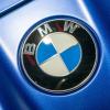Das BMW-Logo ist auf einem Fahrzeug der Marke an der Motorhaube angebracht.