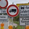 Ein regelrechter Schilderwald soll die Verkehrsteilnehmer, insbesondere die Lkw-Fahrer, davon abhalten, über die B25 von Donauwörth her Harburg anzusteuern. Inzwischen scheinen die Maßnahmen zu wirken. 