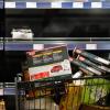Leere Regale, volle Einkaufswagen: So sieht es derzeit in vielen Supermärkten aus. Wegen der Hamsterkäufe sind viele Produkte nicht ständig verfügbar. 