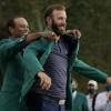 Champion Dustin Johnson (rechts) im grünen Jacket des Masters Tournament Turniers (angezogen von Vorjahressieger Tiger Woods). Alle Infos zum Zeitplan, Termin und der Übertragung heute live in TV und Stream: hier.