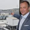 Zeigt stolz auf das Werk von Airbus Helicopters in Donauwörth: Geschäftsführer Stefan Thome ist verantwortlich für die Fabrik mit ihren gut 7000 Beschäftigten.