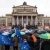 Anhänger der Bürgerinitiative "Pulse of Europe" demonstrieren am 19.03.2017 auf dem Gendarmenmarkt in Berlin für die europäische Idee. Bundesweit gibt es Versammlungen der EU-Befürworter. 