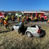Bei einem Unfall auf der A8 bei Oberelchingen wurden zwei Menschen schwer verletzt.