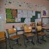 Gestapelte Stühle und leere Tische: Das Klassenzimmer der 8b bleibt auch nach den Faschingsferien vorerst leer.
