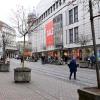 Die Augsburger Innenstadt leidet unter einem massiven Rückgang an Kundinnen und Kunden. Das Foto entstand am Montag zur Mittagszeit in der Bürgermeister-Fischer-Straße. 