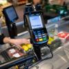 Ein Kassierer scannt in einem Supermarkt an der Kasse die Produkte. Die Endsumme lässt nicht wenige Verbraucher verzweifeln. Die Angst vor der Inflation geht um. 