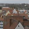Blick auf die Dächer der Landsberger Altstadt. Bislang dürfen auf diesen keine Photovoltaikanlagen angebracht werden.