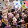 Seit Monaten demonstrieren auch in Deutschland Jugendliche immer freitags für mehr Klimaschutz - so wie hier in Berlin.