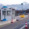 Bundespolizisten kontrollieren an der Autobahn 93 (A93) am Grenzübergang Kiefersfelden Reisende bei der Einreise von Österreich nach Deutschland.