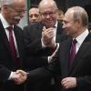 Kremlchef Putin kann die glanzvollen Bilder mit Daimler-Chef Zetsche und Bundeswirtschaftsminister Altmaier gut gebrauchen.