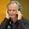 Kurt Wittmann, der Sportliche Leiter der Xcyde Angels, greift auch in der Hermann-Keßler-Halle mitunter zum Handy, um neueste Informationen zu bekommen oder sich mit Kollegen auszutauschen.  	