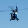 Mit einem Hubschrauber und einem Suchhund hat die Polizei nach Dieben bei Oberneufnach gesucht.