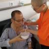 Liu Xia (r) pflegt ihren todkranken Mann Liu Xiaobo in einem Krankenhaus in Shenyang kurz vor seinem Tod. Der Nobelpreisträger erlag seinem Krebsleiden.