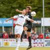 Johannes Müller vom TSV Rain (links) im Kopfballduell gegen Christoph Janker .