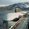 Ein Archivbild aus dem Winter 2000 zeigt das russische Atom-U-Boot Kursk (links).