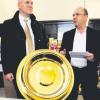Ein neues Prunkstück für das Amtszimmer des Oberbürgermeisters: Kurt Gribl (links) erhielt gestern von Fressnapf-Firmensprecher Achim Schütz die Trophäe „Goldener Fressnapf“ für Hundefreundlichkeit.  