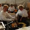 Viel zu tun gab es für die vielen Helfer beim Spätzlefest des Biberbacher Blasorchesters. In großen Pfannen wurden die „Bautzga“ angebraten.  
