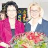 Blumen zum Einstand gab es für die neue Konrektorin der Mittelschule Rennertshofen Iris Plichta (rechts) von Rektorin Sabine Eberle-Weiss.  