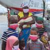 Eine Familie auf dem Rollfeld des Flughafens der Provinzhauptstadt Pemba. In Mosambik sind nach Angaben des Welternährungsprogramms (WFP) annähernd eine Million Menschen infolge von Terror und Gewalt vom Hunger bedroht.