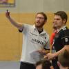 Christoph Handelshauser – hier mit dem TSV-A-Jugendlichen Deacon Link – wird die Bayernliga-Handballer des TSV Friedberg beim schweren Auswärtsspiel in Coburg betreuen. Der bisherige Co-Trainer steht mit seinem Team vor einer schweren Aufgabe.  	 	