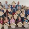 Fer-Holz Das Foto wurde gemacht von Christa Biberthaler.
Der Obst- und Gartenbauverein Holzheim hat dieses Jahr gemeinsam mit 21 Kindern ein Ferienprogramm veranstaltet. Dabei wurden zusammen mit Anton Ziegler und Leo Raab mit jedem Kind Muster auf bereits vorbereitete Baumscheiben gezeichnet. Anschließend wurden die kleinen Kunstwerke mit Bohrmaschinen zu Wildbienenhotels umgewandelt. Diese erfreuen sich hoffentlich bald zahlreicher Besucher.