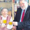 Mit einem Glas Limonade stößt Irmgard Falkenberg mit Bürgermeister Karl Janson auf ihren 90. Geburtstag an.  