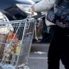 Vermutlich mit einem Einkaufswagen ist ein Unbekannter in Dirlewang gegen ein geparktes Auto gestoßen. 