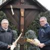 Wolfgang Ebner und Jürgen Schmidt mit den Trümmerteilen des zerstörten Feldkreuzes der Berg- und Wanderfreunde Untermeitingen. 