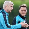 Arbeiteten bei Arsenal zusammen: Ex-Coach Arsene Wenger und Mesut Özi.