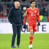 Trainer Christian Streich (l) von Freiburg und Jamal Musiala von München stehen nach dem Spiel zusammen.