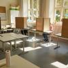 In den Wahllokalen, hier in der Hans-Adlhoch-Schule in Pfersee, wurden erstmals weniger Stimmzettel abgegeben als via Briefwahl.  	