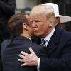 Donald Trump begrüßt Emmanuel Macron zur Ankunftszeremonie auf dem Südrasen des Weißen Hauses.