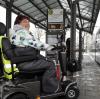 E-Scooter, wie Elvira Martin einen fährt, dürfen im öffentlichen Nahverkehr nur noch unter bestimmten Auflagen mitfahren.