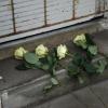 Weiße Rosen am Ort eines NSU-Mordes.