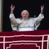 Papst Benedikt XVI. spricht am 24. Februar am Fenster seines Arbeitszimmers im Vatikan bei seinem letzten Angelus-Gebet. Tausende Pilger waren zu dem Gebet auf den Petersplatz gekommen, um den Papst zu sehen. 