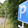 Eine Stange ohne Schild fanden die Polizisten am Parkplatz an der „Applauskurve“ bei Großsorheim.  	