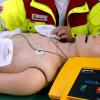 Ein Defibrillator kann Leben retten. (Symbolfoto)