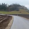 Die Straße zum Alerheimer Schloss wurde im vergangenen Jahr gebaut; die Bankettbefestigung steht noch aus. 