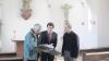 Kirchenpfleger Michael Wieland (links) und der frühere Wertinger Stadtpfarrer Ludwig Michale (rechts) erläuterten dem Abgeordneten Georg Winter (Mitte) die Baumaßnahme und deren Finanzierung bei einem Ortstermin. 