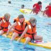 Großen Spaß hatten die Kinder beim Aktionstag der Wasserwacht Schwabmünchen, auf einem Rettungsbrett im Schwimmbecken umherzupaddeln.  