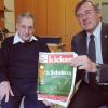 Pfarrer Walter Hroß (links) ist 95 Jahre alt geworden. Mit OB Bernhard Gmehling besprach er den Verlauf der Fußball-WM.