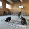 In der Turnhalle der alten Paul-Winter-Realschule in Neuburg wurden Stockbetten aufgebaut, um dort Platz für 100 Asylbewerber zu schaffen.