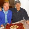 „Für Terence Hill – Zwetschgen-Datschi aus Augsburg“ steht auf dem Kuchen, den Marcus Zölch (links) seinem Freund Mario Girotti einmal geschenkt hat. Datschi mag der Filmstar besonders gerne.