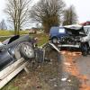 Ein 32-Jähriger ist am frühen Montagmorgen bei einem Autounfall auf der Staatsstraße 2035 zwischen den Pöttmeser Ortsteilen Gundelsdorf und Handzell gestorben. 