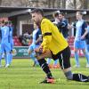 Aindlings Torhüter Florian Peischl ist beim Rückstand in Kaufbeuren machtlos. Während die Allgäuer jubeln, blickt der Keeper in die andere Richtung. Am Ende heißt es 1:1, und das, obwohl der TSV über 60 Minuten in Überzahl agiert.  	 	