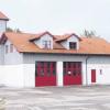 Die roten Holztore am Feuerwehrhaus Pürgen sollen verkauft werden. Die Gemeinde ersetzt sie durch neue Sektionaltore. 