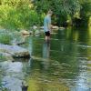 Dieser Uferbereich des Mühlbachs in Kettershausen wurde unter anderem abgeflacht und ist jetzt frei zugänglich. Wie das Bild zeigt, lädt das stellenweise niedrige Wasser am Ufer auch zum kühlen Fußbad ein.