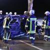 Tödlicher Unfall auf Staatsstraße bei Monheim: Die Feuerwehr holte den auf dem Dach liegenden Wagen, in dem eine 54-Jährige starb, aus dem Straßengraben und stellt ihn auf die Räder, um die Leiche bergen zu können.
