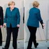 Kanzlerin auf Krücken: Angela Merkel empfängt Sternsinger